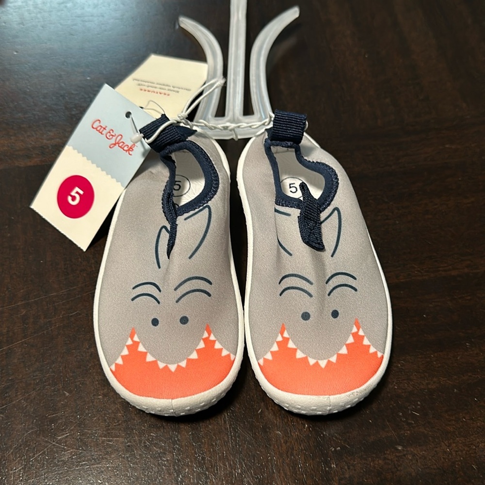 Brand new toddler cat and Jack water shoes! Size 5